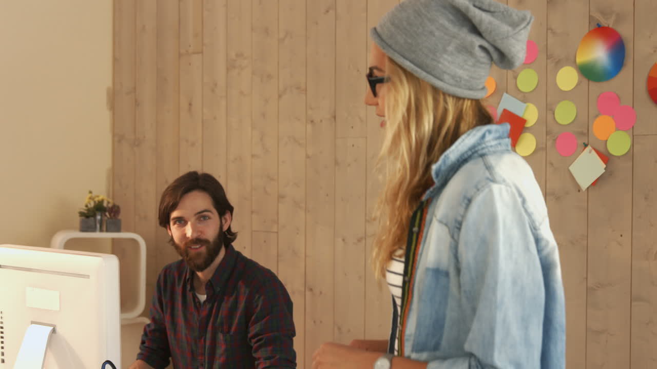 diseñadores casuales sonrientes discutiendo juntos