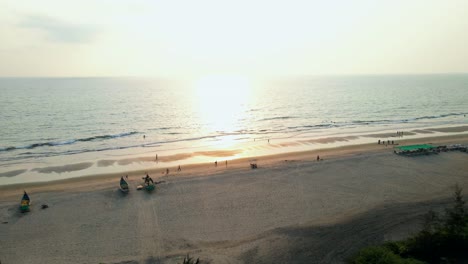 Arambol-Goa-Beach-Drone-Disparó-Barcos-Barcos-En-Playa-Vacía-Vista-De-Pájaro-Puesta-De-Sol