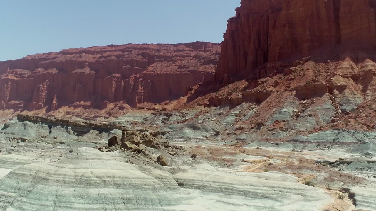 антенна - красивая, эпическая, очень сухая пустынная долина с мезами и скалами, вперед