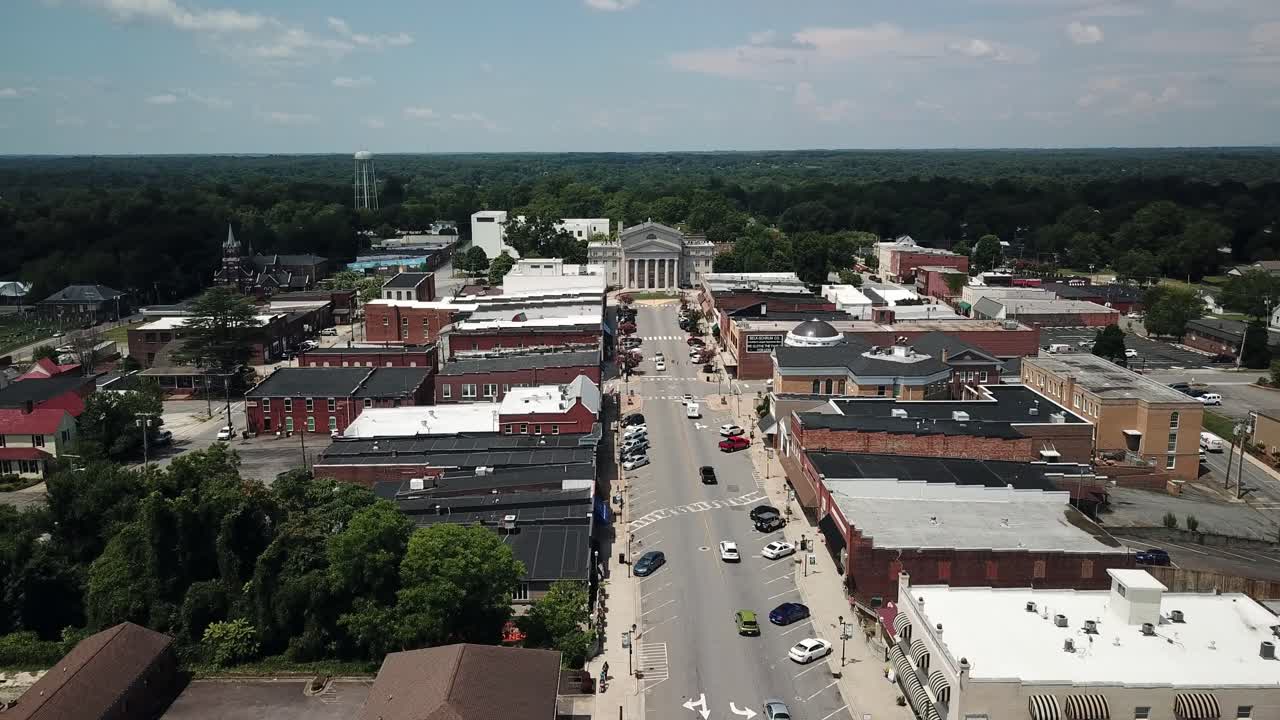 entrada aérea 4k al juzgado del condado de lincoln en lincolnton carolina del norte