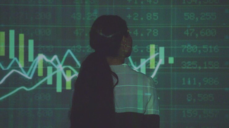 Donna che visita una mostra d'arte immersiva con proiezione di dati finanziari con grafici e prezzi delle azioni 13