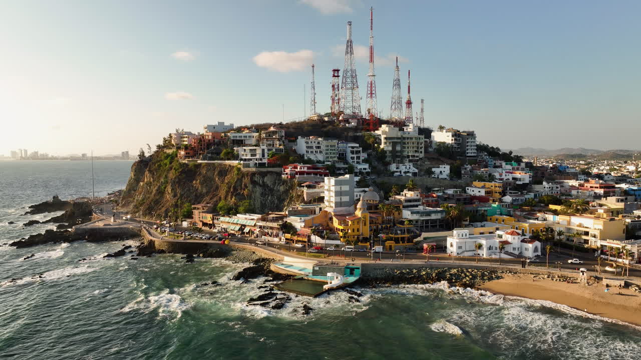 vista aérea desde la colina de la caja de hielo y el malecón, puesta de sol en mazatlan, méxico
