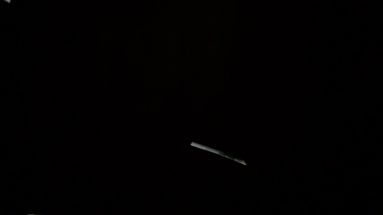 billetes de dinero en euros que vuelan sobre un fondo negro