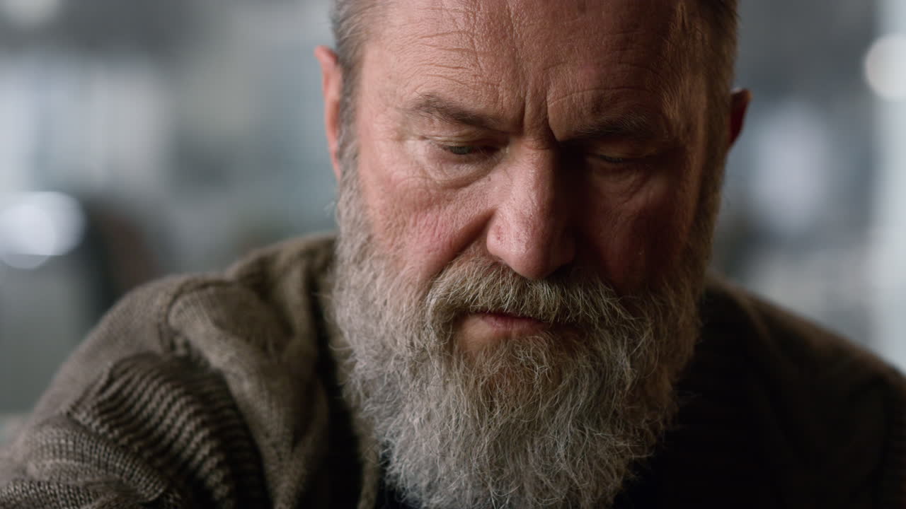 retrato de un anciano pensando en un juego de estrategia en casa