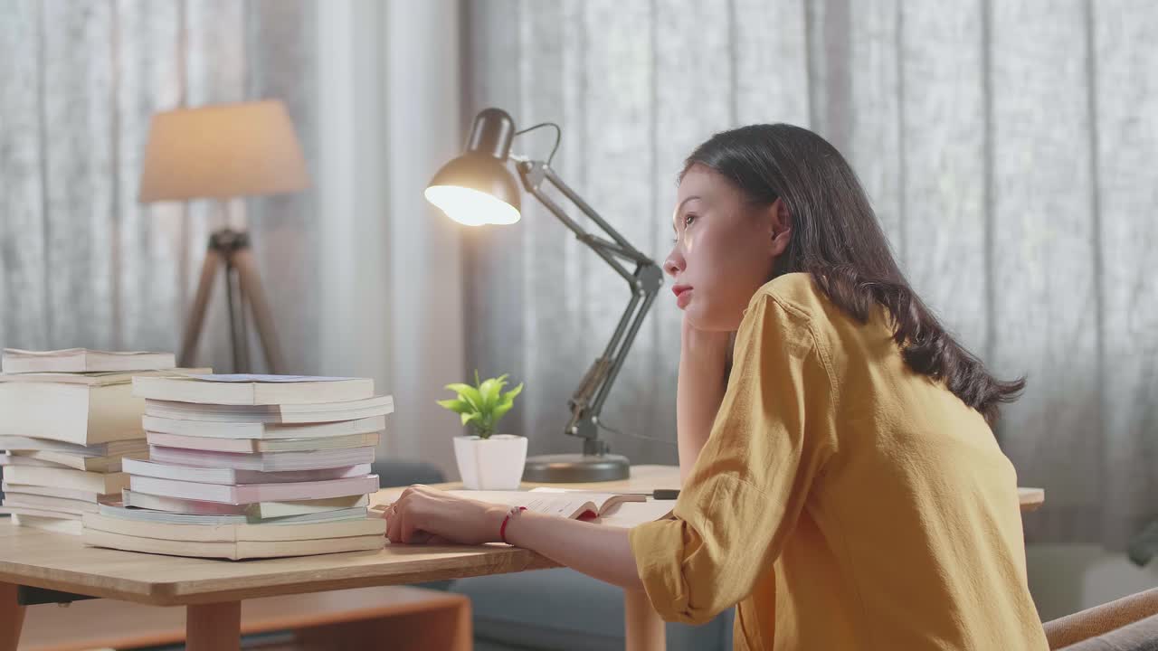 집에서 공부하는 여자