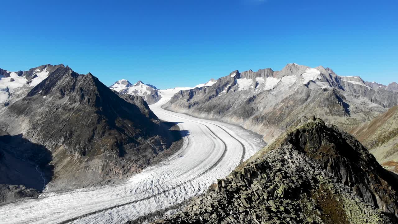 sobrevuelo aéreo sobre el bettmerhorn junto al glaciar más largo de los alpes - el glaciar aletsch en valais, suiza en una soleada tarde de verano