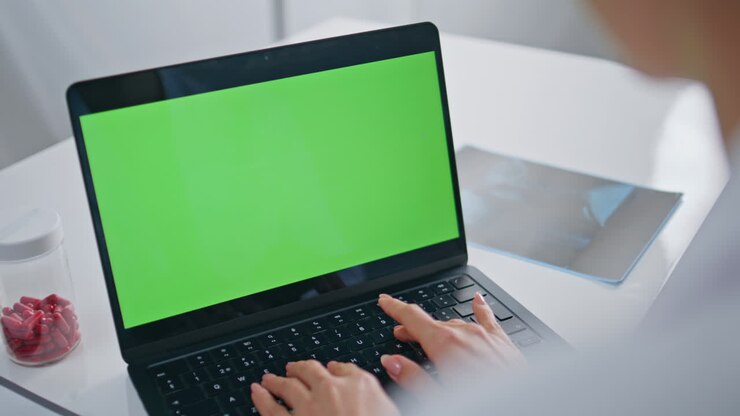 Nahaufnahme einer Therapeutin, die in einer Gesundheitsklinik auf einem Mockup-Laptop tippt. Hände einer Ärztin