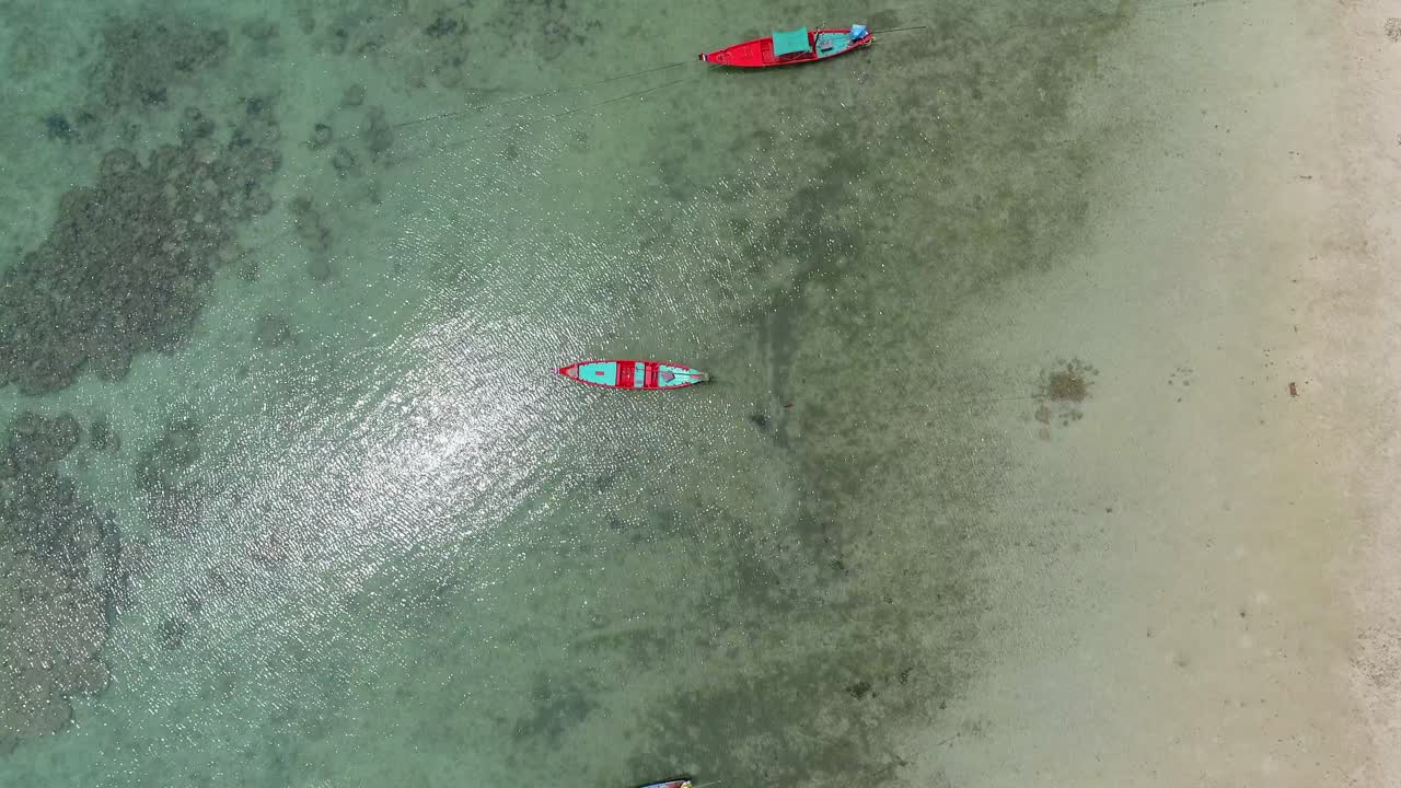 열대 해역 에 정박 한 배 들 의 공중 사진