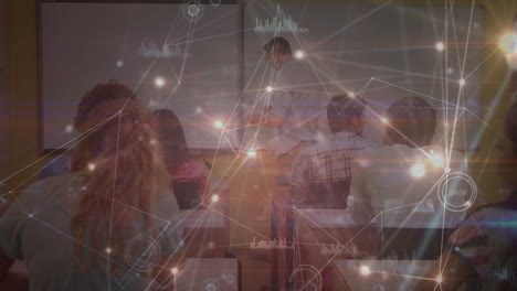 animación de la red de conexión con el procesamiento de datos entre diversos alumnos en el aula