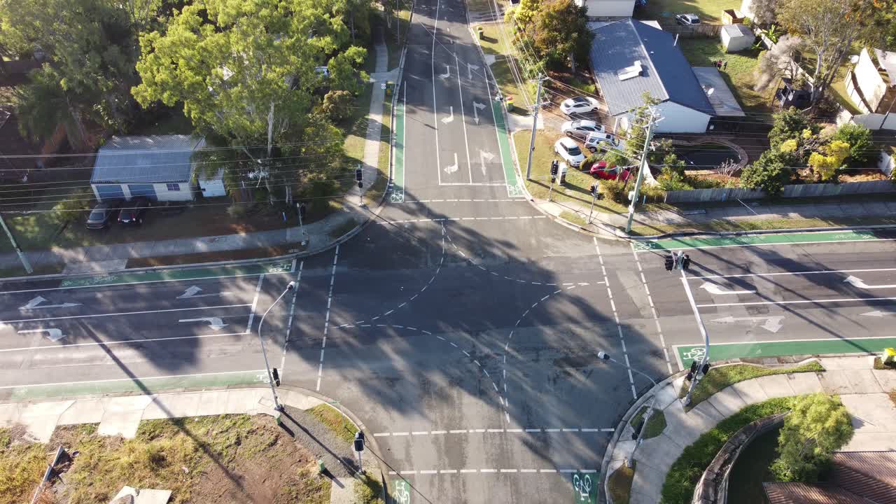 vista aérea de los suburbios y las carreteras en australia durante el cierre