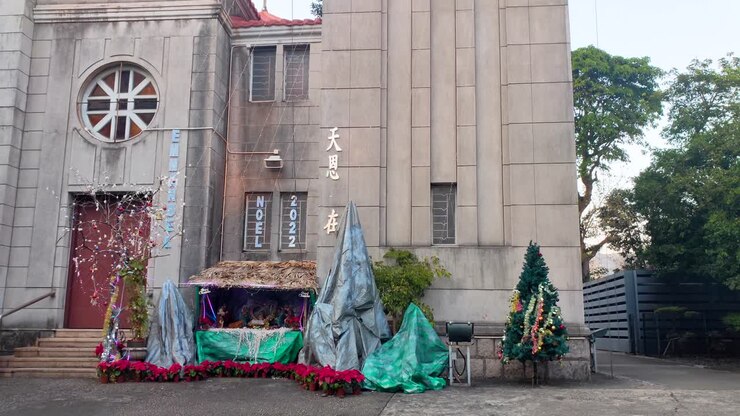 Una scena del presepe è esposta fuori da una Chiesa Cattolica per celebrare la nascita di Gesù, la cultura e le usanze durante il periodo natalizio