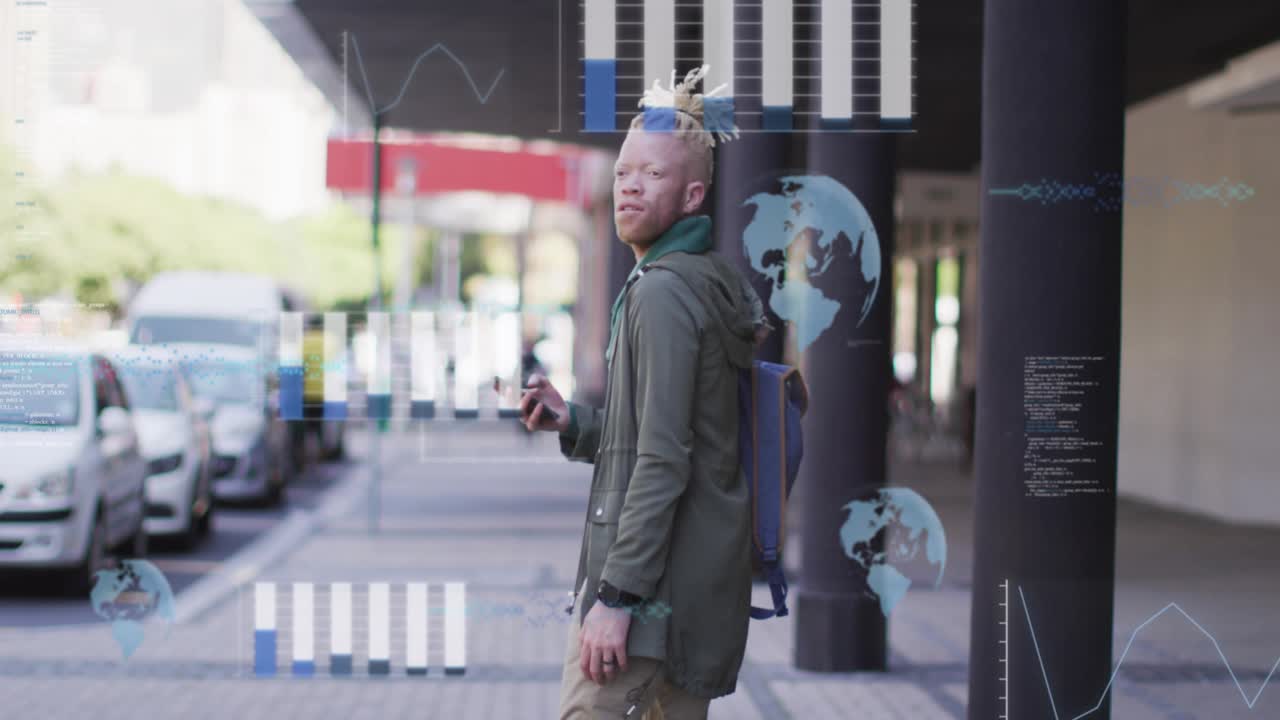 Homem erguendo o smartphone enquanto caminha pela calçada da cidade e gerando gráficos de barras de dados AR, globos e gráficos.