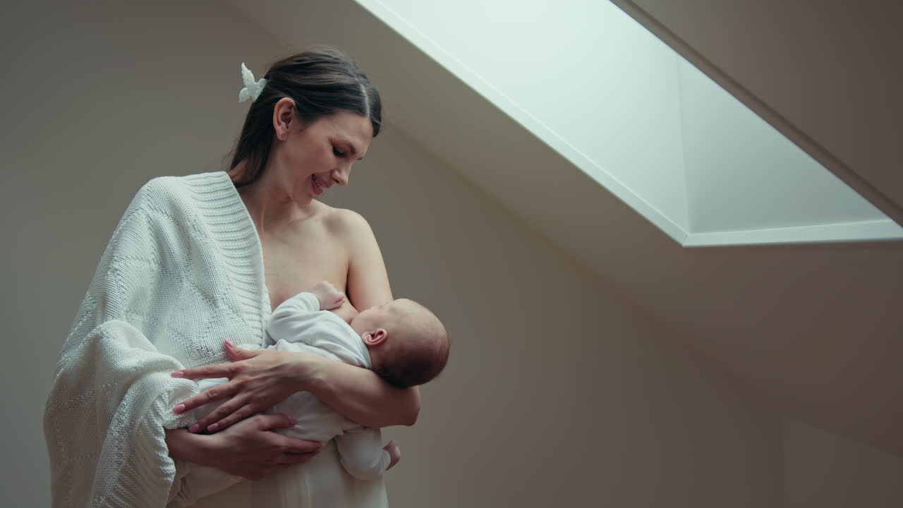 母親が愛情深く新生児に授乳し、親密な瞬間に深い絆とつながりを育む
