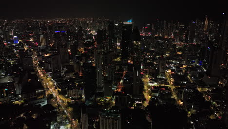 Toma-Aérea-De-La-Ciudad-De-Panamá-V90-Vista-De-Pájaro-Capturando-Tráficos-En-La-Avenida-Central-España-Y-El-Paisaje-Urbano-Nocturno-Del-Centro-A-Través-De-La-Cresta-Y-Campo-Alegre---Filmada-Con-Cine-Mavic-3---Abril-De-2022