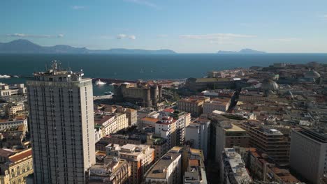 vista aérea cinematográfica sobre el castillo nuevo, golfo de nápoles en un día pintoresco en nápoles, italia