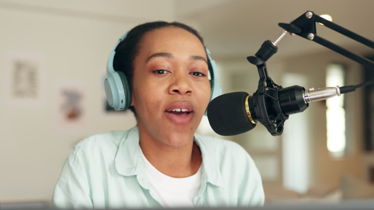 podcast de comedia mujer influyente hablando en la radio