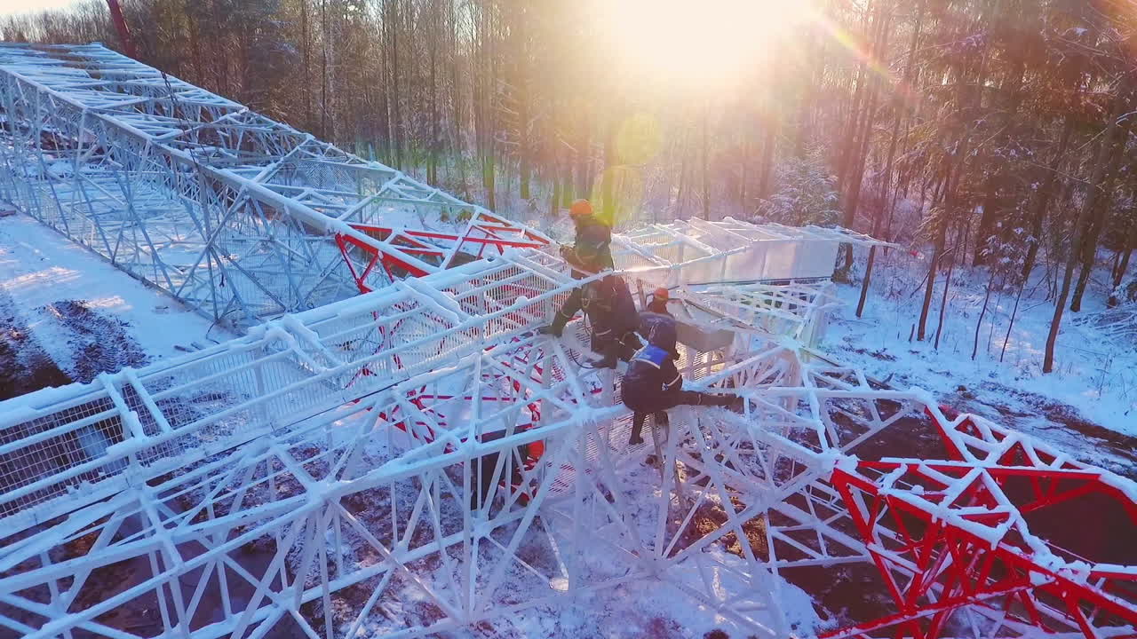 Elingeniør arbejder på højspændingsmast. Elinstallation