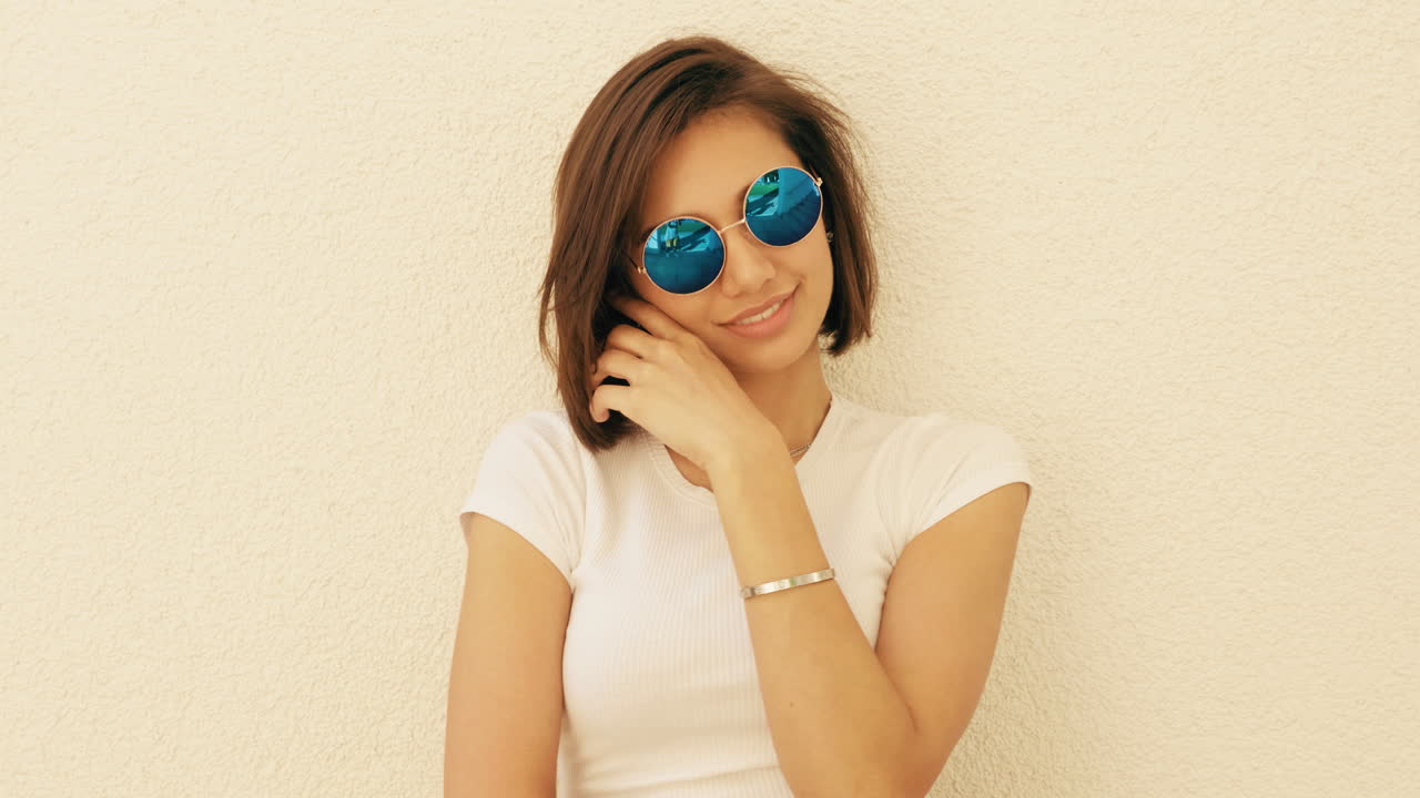 티셔츠를 입은 선글라스를 입은 여자