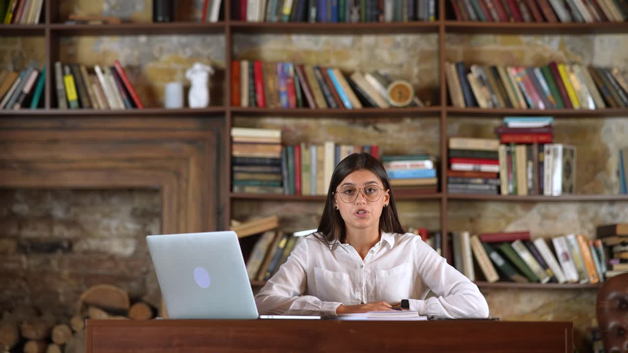 mujer estudiando en una biblioteca