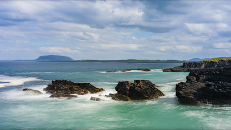 Lapso-De-Tiempo-De-La-Costa-Escarpada-Con-Nubes-En-Movimiento-Y-Rocas-Marinas-En-Aughris-Head-En-El-Condado-De-Sligo-En-El-Camino-Atlántico-Salvaje-En-Irlanda