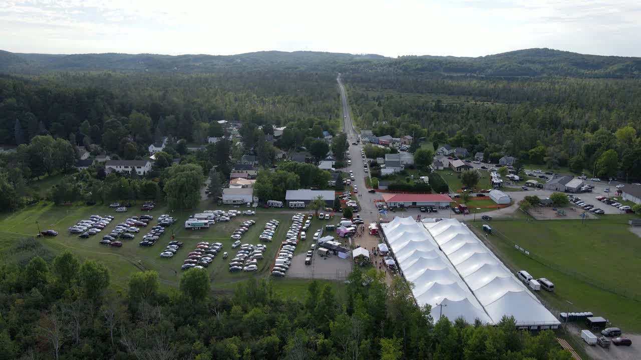 la tienda principal y el estacionamiento del festival de polka en cedar, michigan, estados unidos