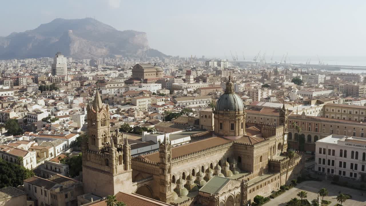 vista aérea de la catedral de palermo y la ciudad