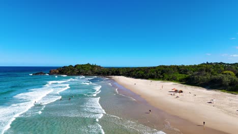 las olas chocan en una playa de arena serena