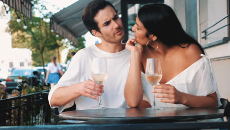 coppia che si godono un drink in un caffè all'aperto