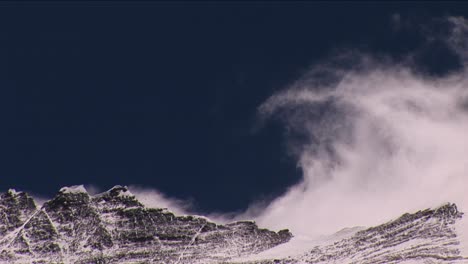 Viento-Rodando-Desde-La-Cumbre-Del-Everest-Gran-Penacho-De-Nieve