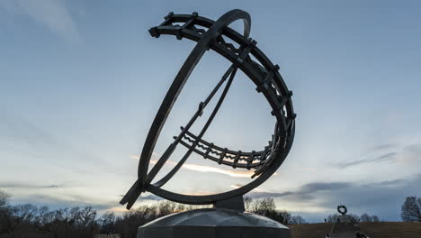 reloj de sol de bronce del escultor noruego gustav vigeland exhibido en las instalaciones de vigeland en el parque frogner, oslo, noruega