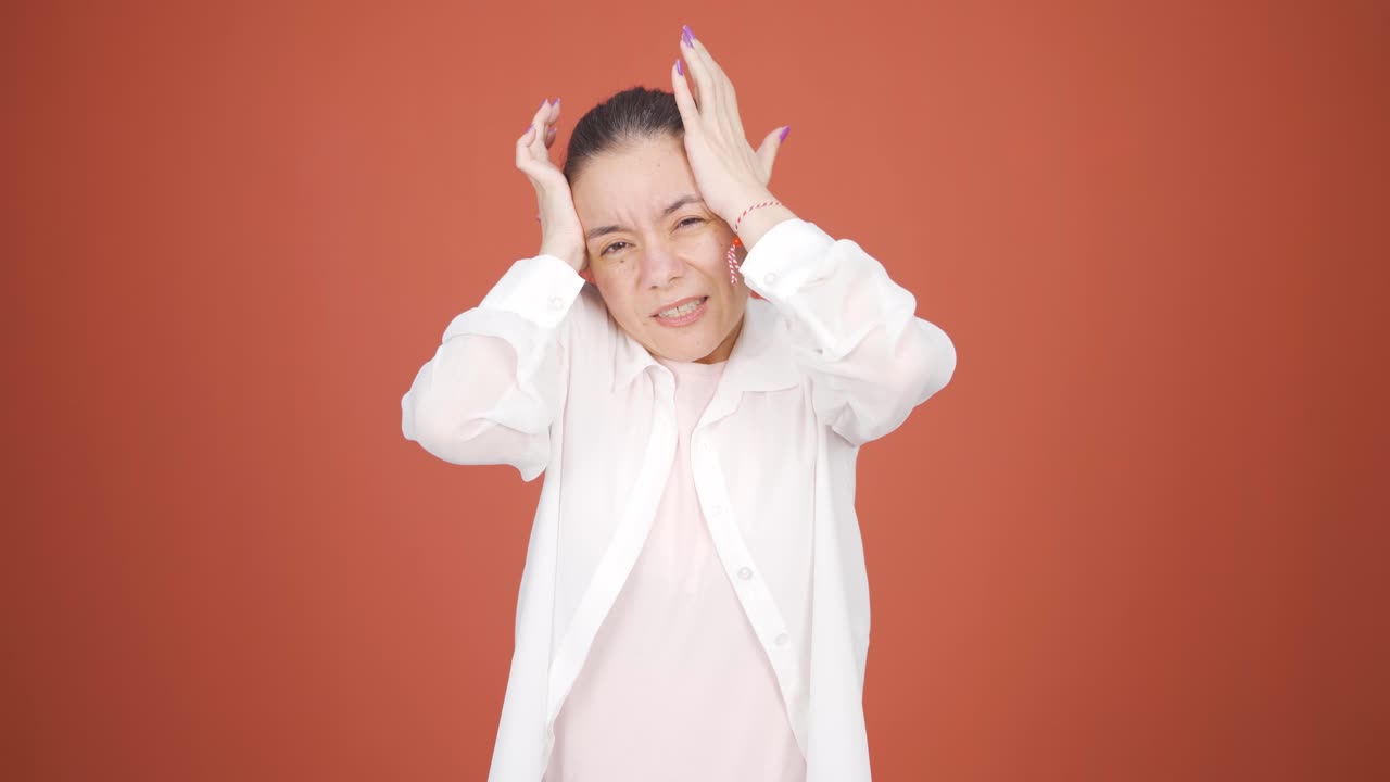 두통이 있는 여자.