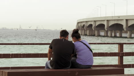 Pareja-Sentada-En-Un-Banco-En-El-Muelle