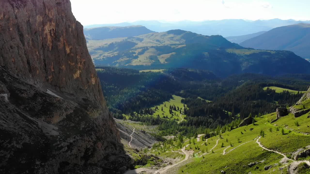 이탈리아 남티롤의 산악 지형에서 드론 비행