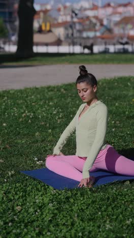 mujer practicando yoga en un parque