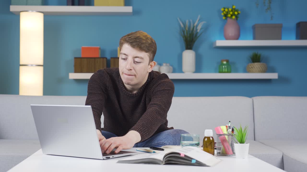 estudiante que toma píldoras antidepresivas.