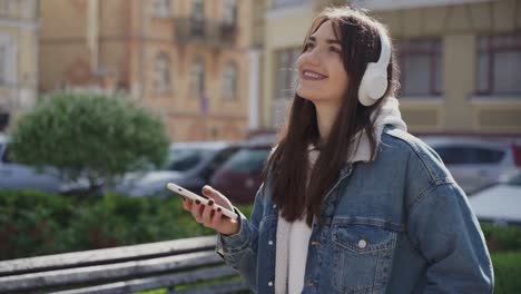 Young-Woman-Listening-To-Music-And-Walking-In-The-City