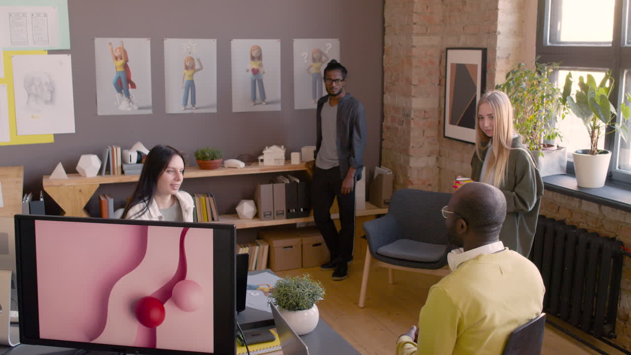 grupo multiétnico de diseñadores gráficos que tienen una reunión de equipo y una lluvia de ideas en un estudio de animación 1