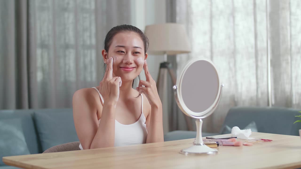 얼굴 크림을 적용하는 여자