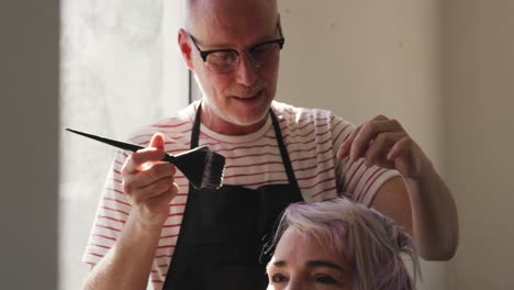 Vorderansicht-Einer-Frau,-Die-Sich-Von-Einem-Friseur-Die-Haare-Stylen-Lässt