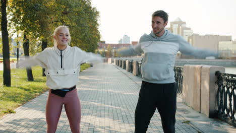 pareja estirándose al aire libre