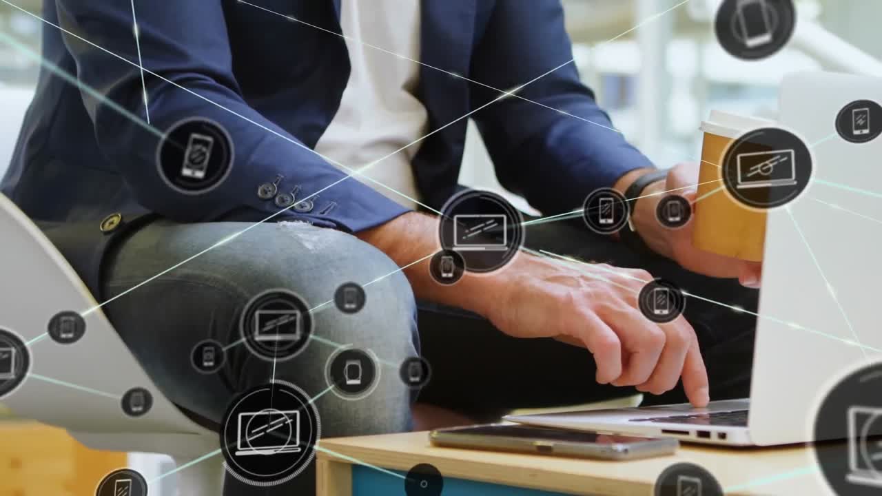 animación de la red de conexión con iconos sobre el hombre de negocios caucásico usando portátil.