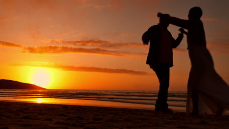 Paar,-Silhouette-Und-Umarmung-Am-Strand