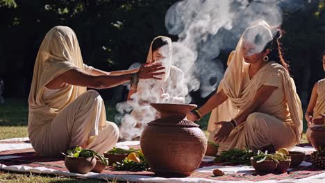 indian women performing a traditional ritual