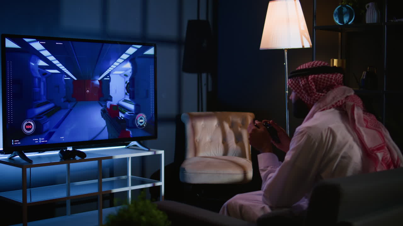 Uomo in salotto che gioca a videogiochi in TV