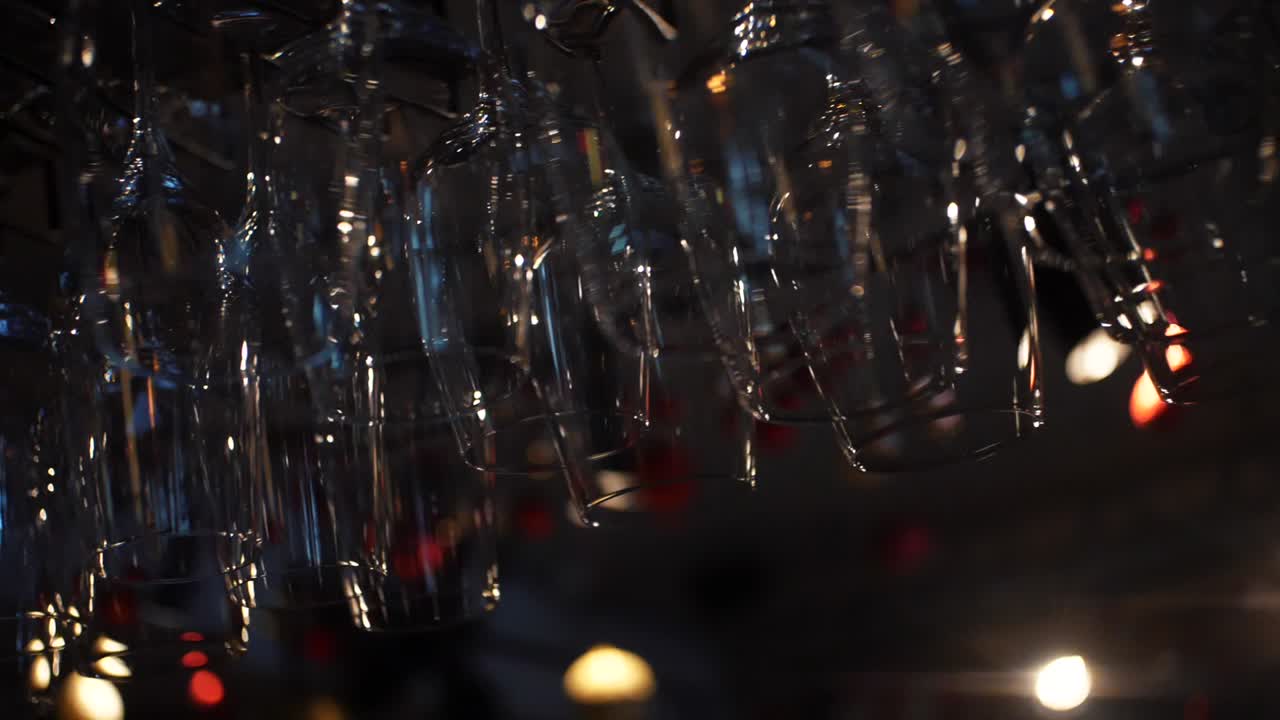 랙에 매달린 와인 글래스