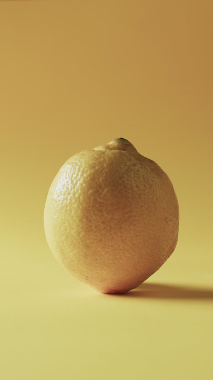 Video verticale di limone con spazio per il testo su sfondo giallo