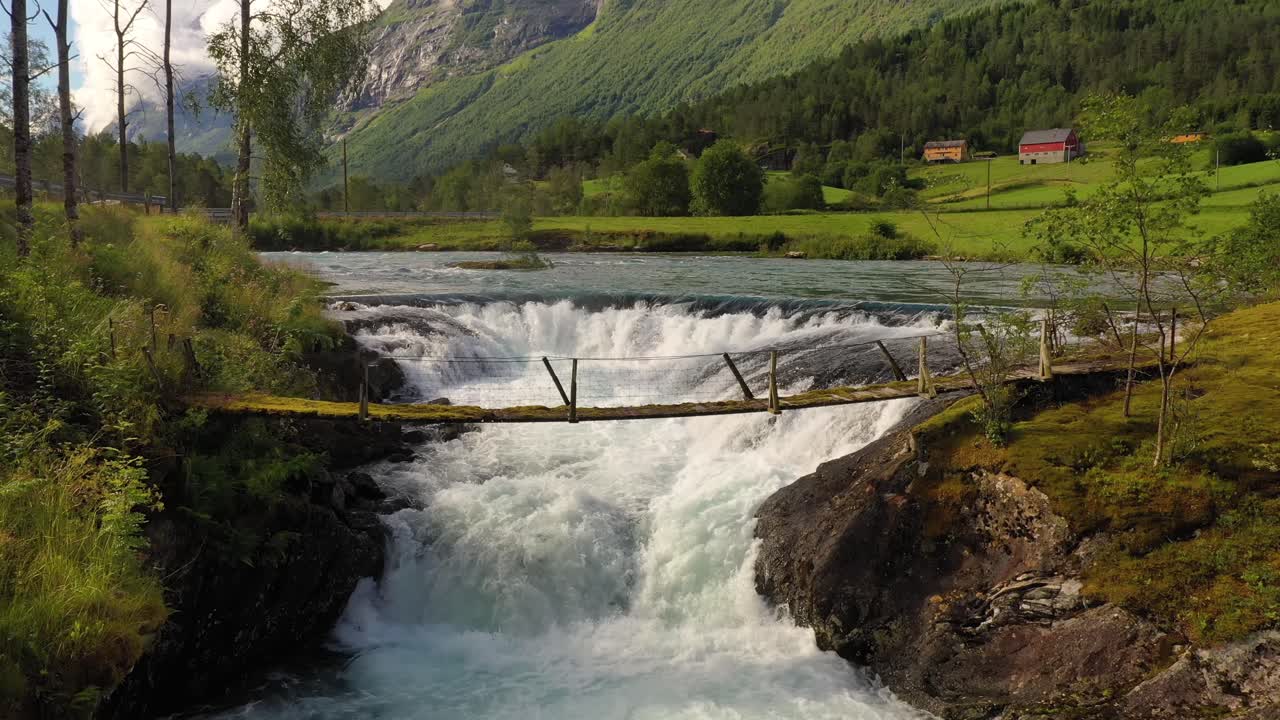 puente colgante sobre el río de la montaña, noruega.