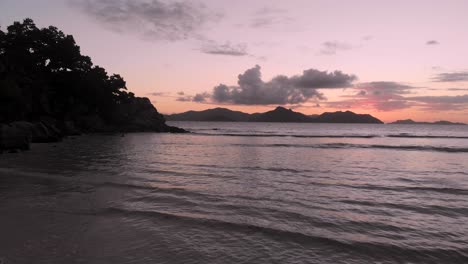 Schöner-Sonnenuntergang-Auf-La-Digue,-Einer-Insel-Der-Seychellen