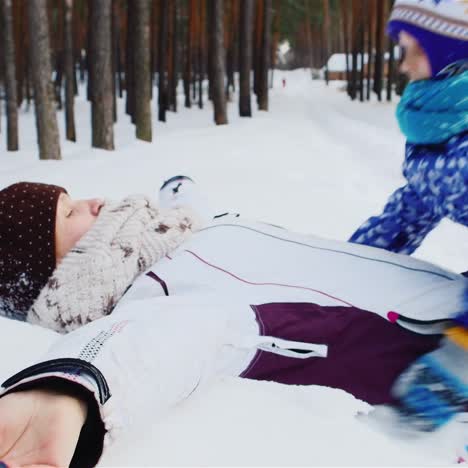 Mother-And-Daughter-Playing-Around-In-The-Snow-01