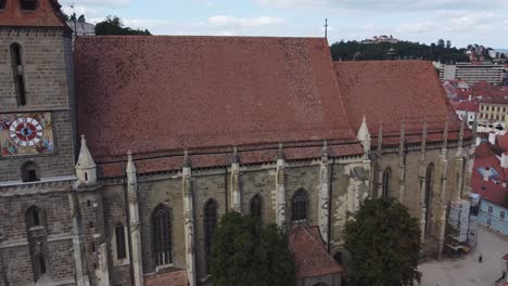 Toma-Aérea-Dando-Vueltas-Alrededor-De-La-Iglesia-Negra-En-Brasov,-Rumania